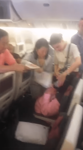 ผดส.ถูกอบอยู่ในเครื่องบินกว่า 3 ชั่วโมง หลังเครื่องบินขัดข้อง