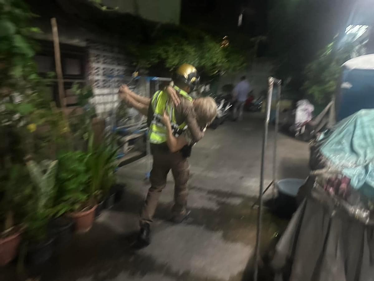 ภาพตำรวจช่วยประชาชน อุ้มยาย