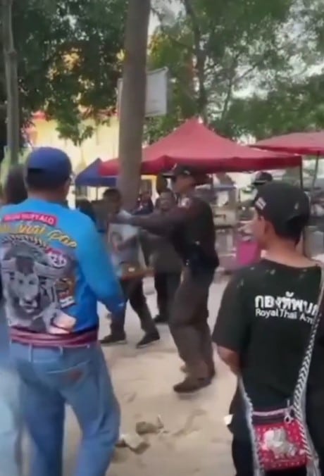 วัยรุ่นรุมตีตำรวจ