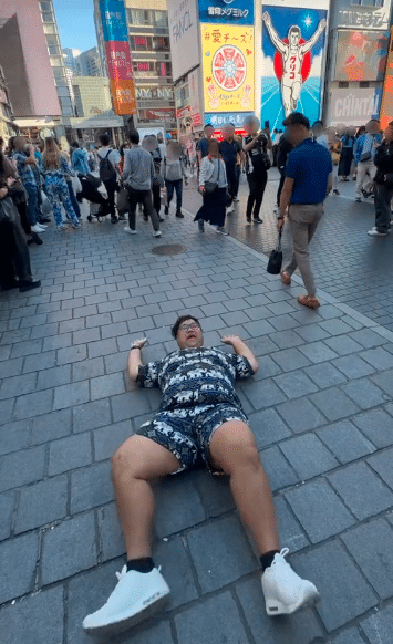 ไฮโซปิง นอนดิ้นบนพื้นกลางญี่ปุ่น-2