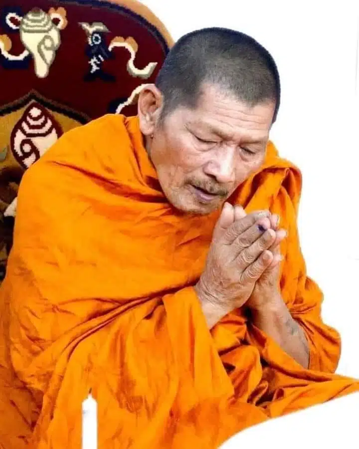 ฝันเห็นหลวงปู่ศิลา สิริจันโท กำลังสวดมนต์