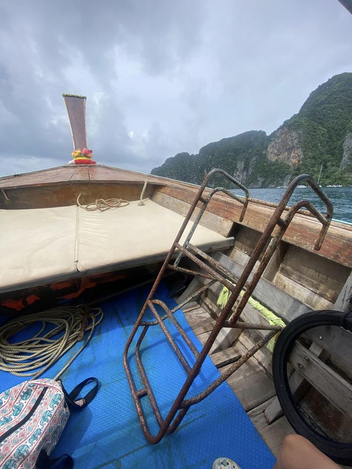 เรือหางยาวของนักท่องเที่ยวขัดข้องขณะออกเดินทางไปได้ไม่นาน