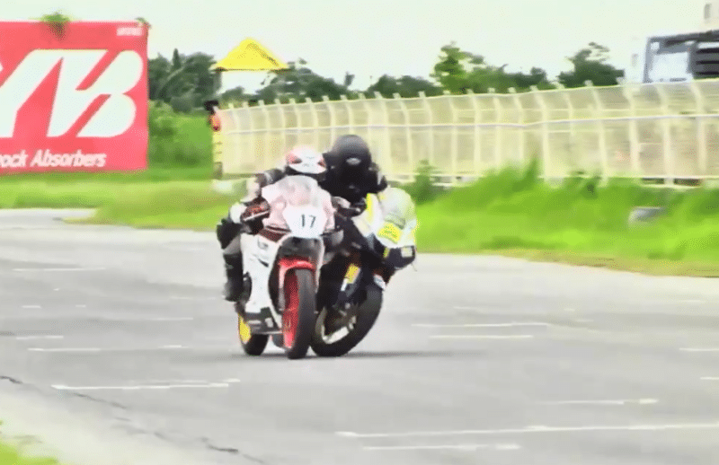 จังหวะนรก นักแข่งรถหมายเลข 17 เบียดคู่แข่งล้มคว่ำ