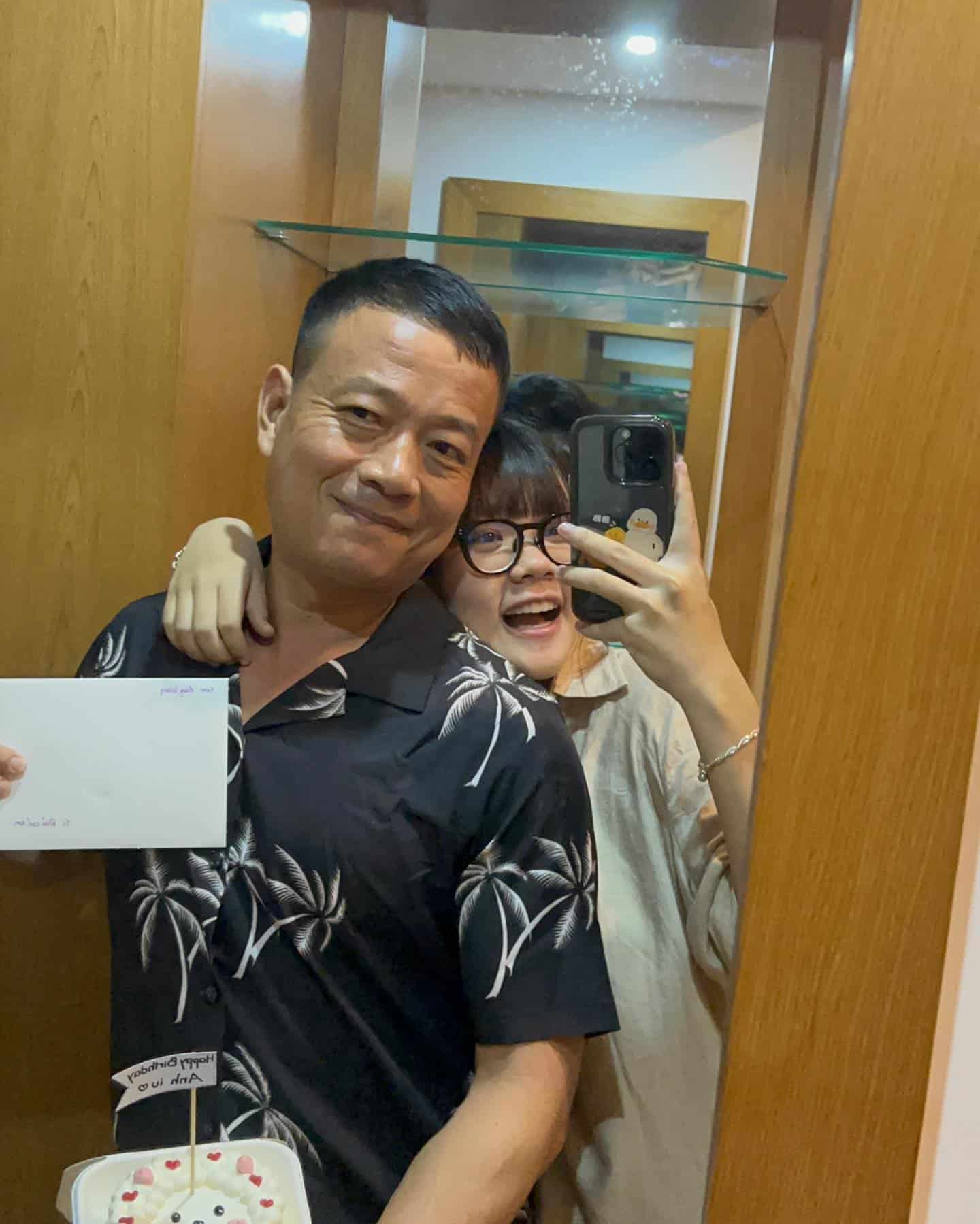 ทั้งคู่เป่าเค้กวันเกิดและถ่ายรูปหน้ากระจก