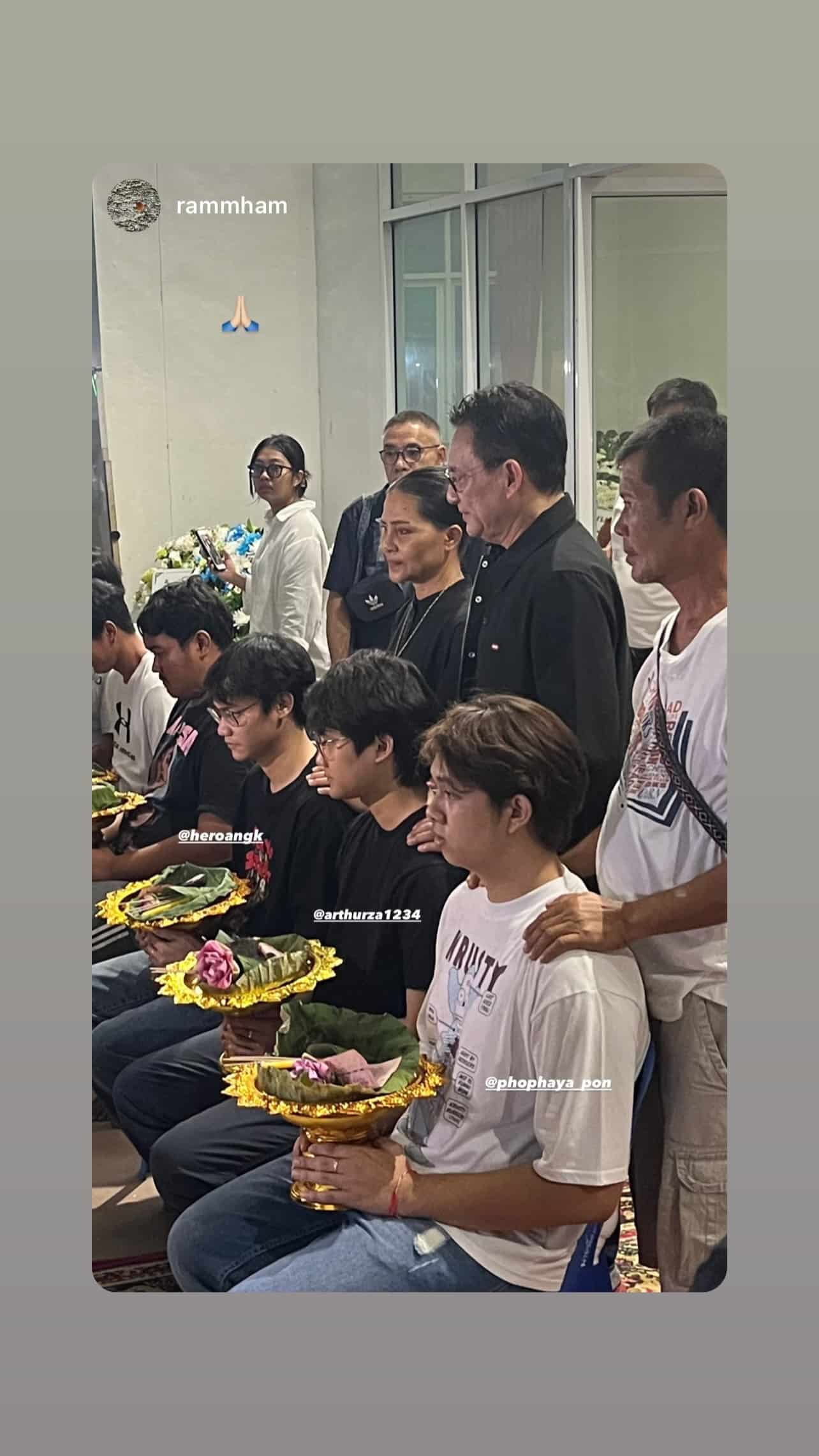 สุนารี ผู้ใหญ่เต๊าะ