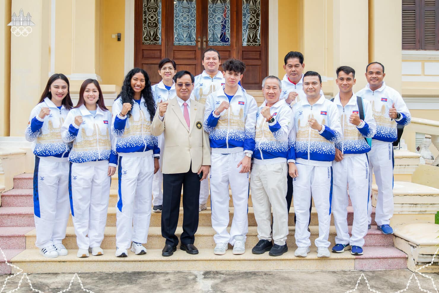 นักกีฬากัมพูชาถ่ายรูปกับทีมงานด้วยชุดแข่งใหม่