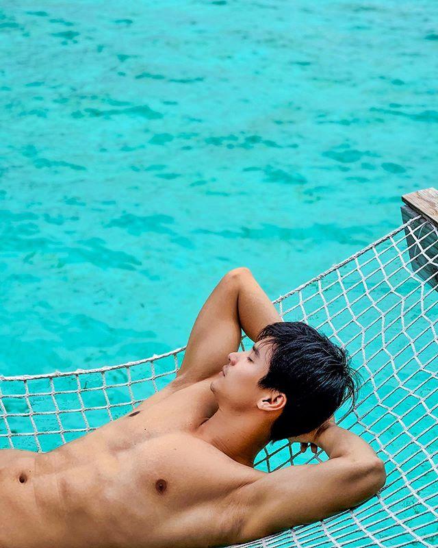 ไมค์ นอนอวดกล้ามชิลล์ริมทะเล