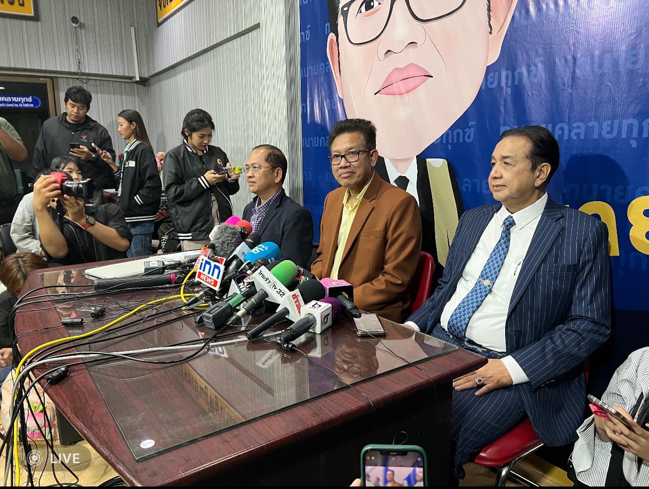 ทนายเดชา แถลงข่าววุฒิการศึกษา สว.เกศกมล