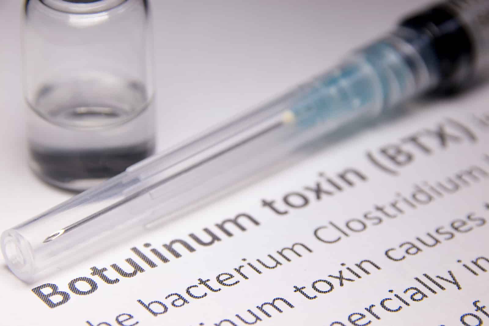 โบท็อกซ์ หรือ Botulinum toxin หากใช้ในปริมาณมากไป อาจทำให้กล้ามเนื้อหน้า อ่อนแรงได้