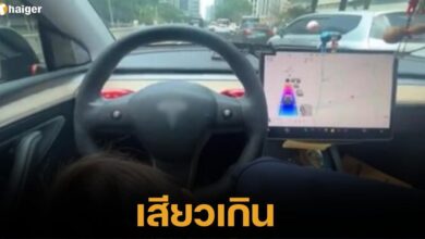 Brave couple lets girlfriend bend down to eat sausage while autopilot is turned on, making it thrilling (1)