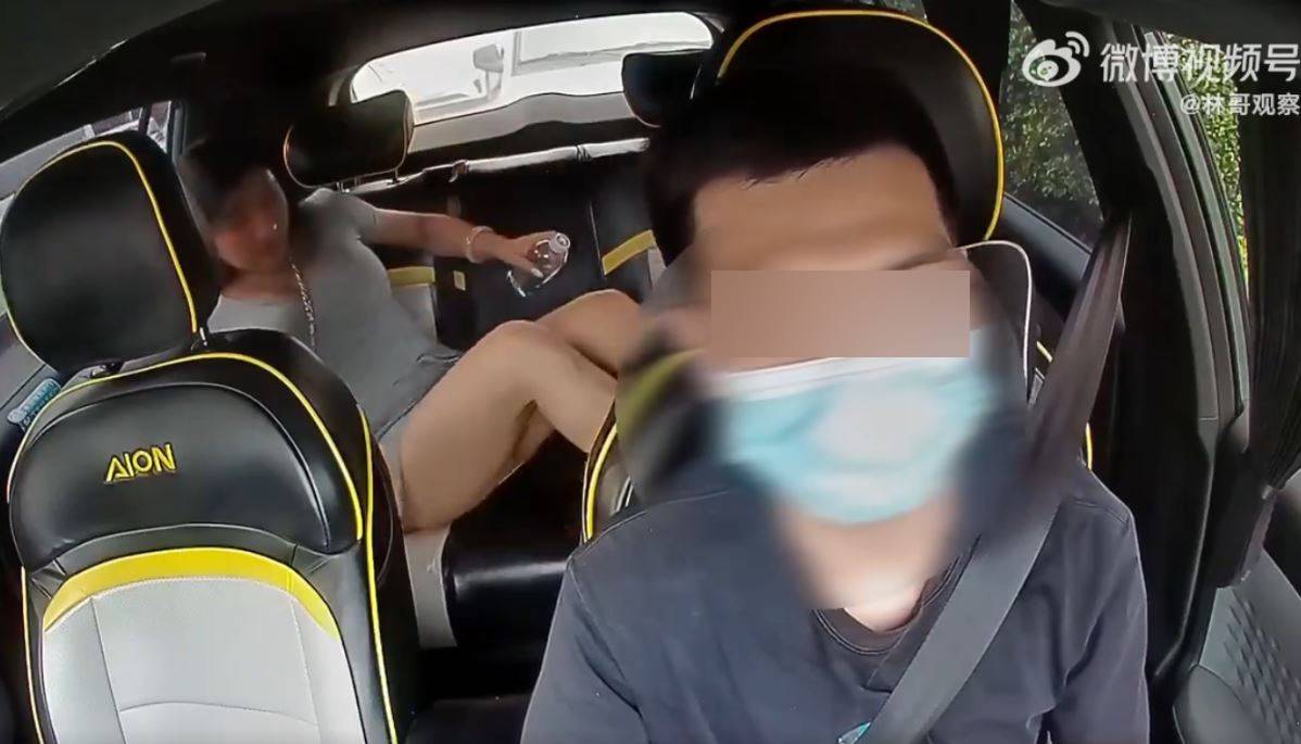 โชเฟอร์เจอผู้โดยสารขึ้นรถมานอนราบ