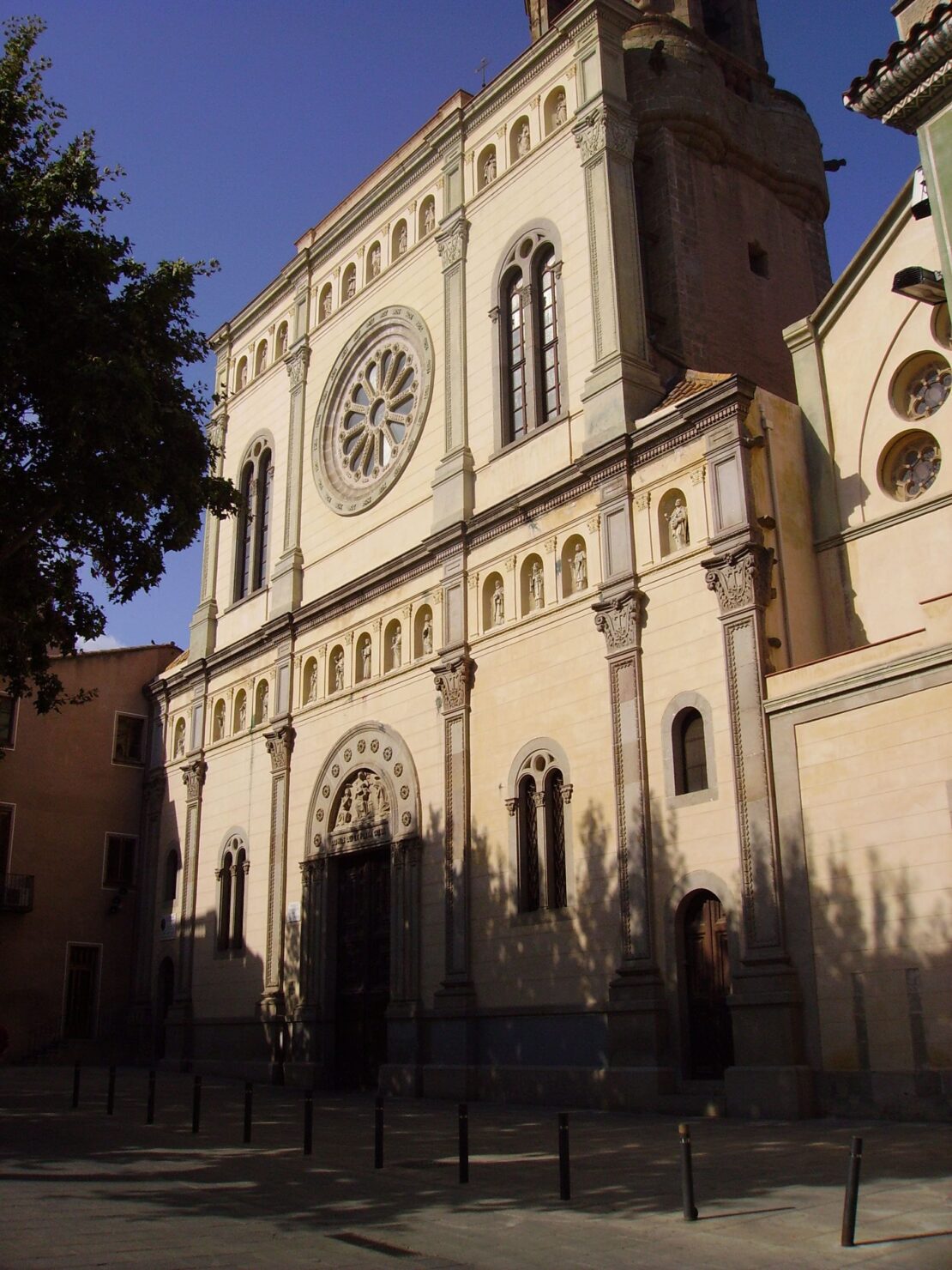 โบสถ์โบราณในเมือง สถาปัตยกรรมน่าสนใจ คือ Basilica of Santa Maria