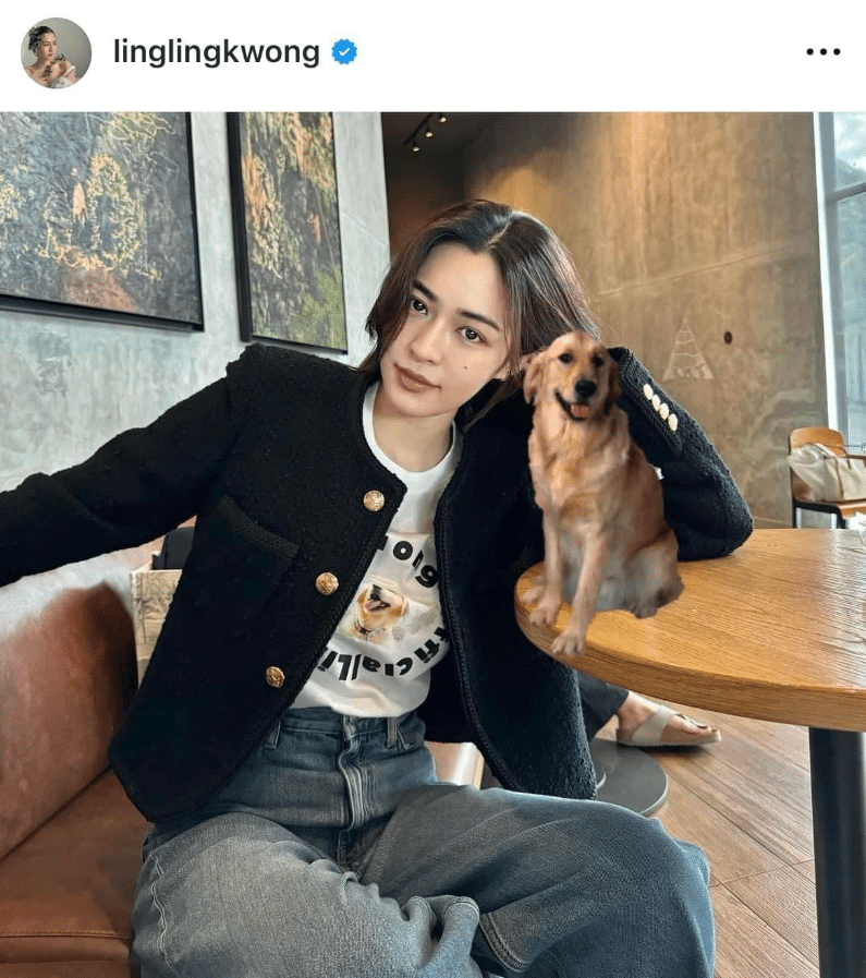 จากนั้นหลิงหลิง คองลบภาพที่มีแก้วสตาร์บัคส์ออกแล้วนำสติ๊กเกอร์รูปสุนัขมาปิดโลโก้ไว้