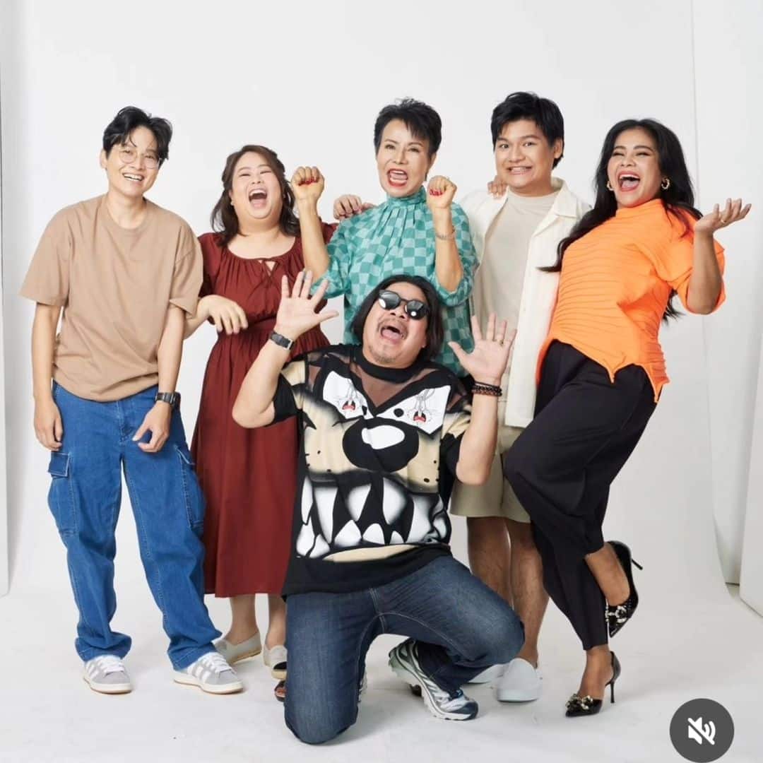ตั๊ก ศิริพร และนุ้ย เชิญยิ้ม ถ่ายภาพครอบครัว