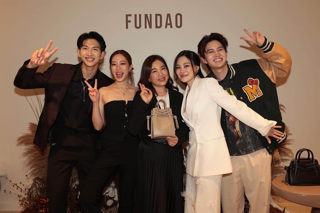 ฉลองเปิดสาขาใหม่ มีกอล์ฟ พิชญะ ร่วมแสดงความยินดี