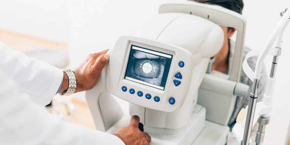 หมอวินิจฉัยว่านายอู๋ต้องผ่าตัดลูกตาซ้ายออกเพื่อไม่ให้เชื้อโรคลุกลาม