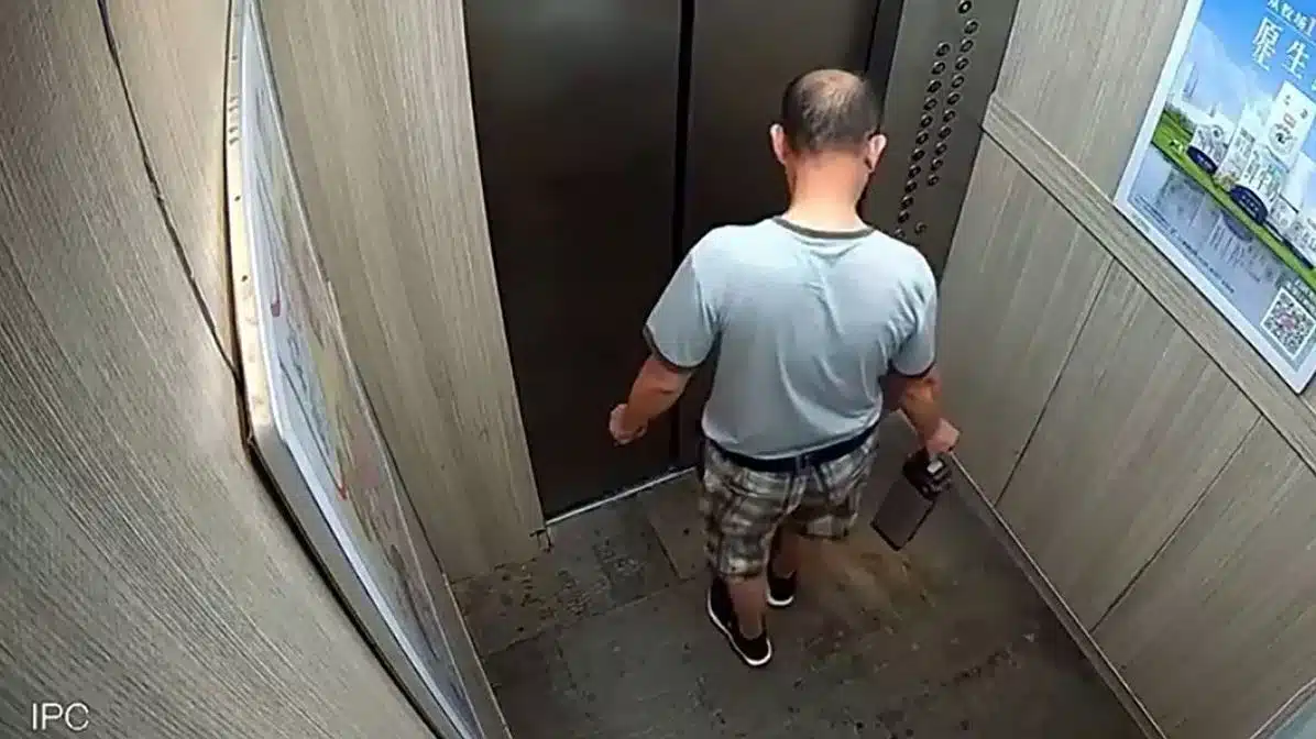 นายเฉิน เข้าไปในลิฟต์ก่อนแบตเตอรี่ลิเธียมระเบิดในลิฟต์