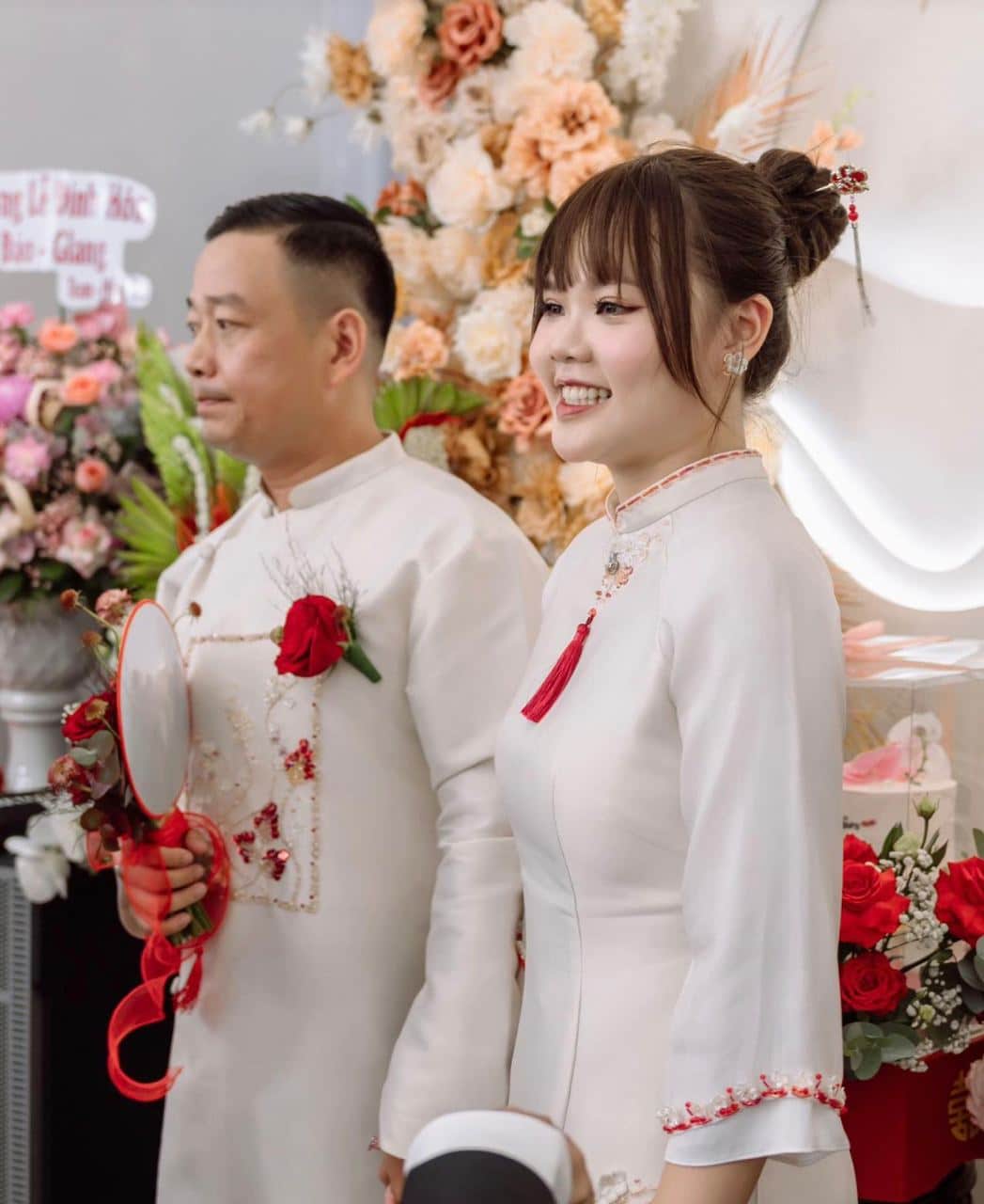 หนุ่มใหญ่และสาววัยใสเข้าพิธีวิวาห์ในช่วงปลายปี