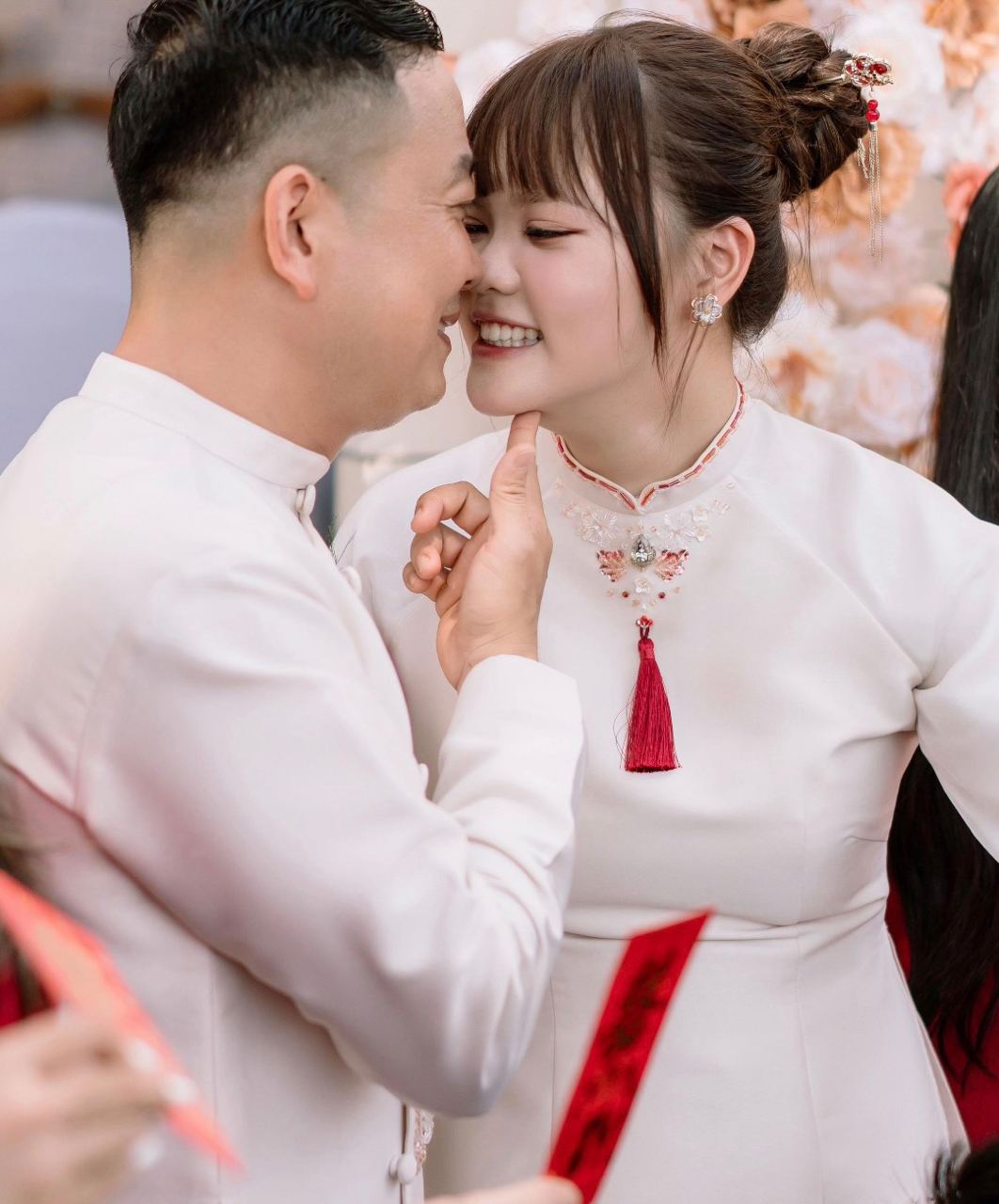 คู่รักต่างวัยแสดงความรักในพิธีหมั้น