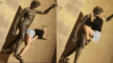 นักท่องเที่ยวลวนลามรูปปั้น