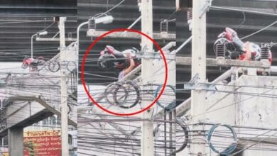 แบกมอไซค์ข้ามสะพานลอย