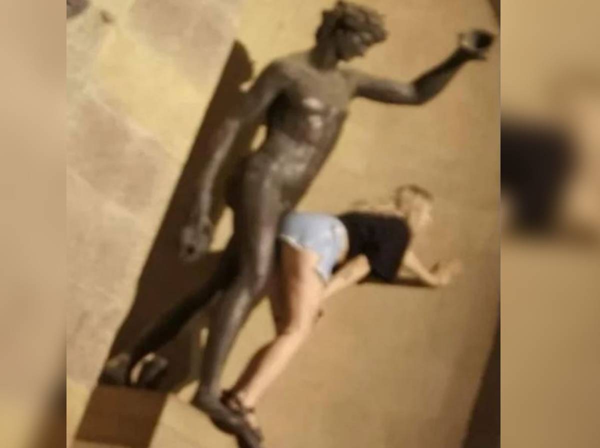 นักท่องเที่ยวมีเซ็กรูปปั้นกรีก