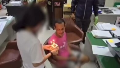 ลูกสาวอวยพรวันเกิดพ่อเลี้ยงบนโรงพัก