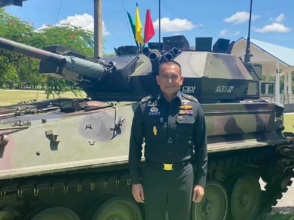 ผู้พันเบิร์ดได้รับเหรียญเสือคาบดาบ