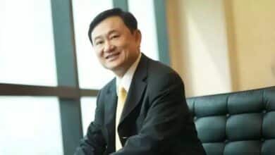 ทักษิณ เป่าเค้กฉลองวันเกิดครบ 75 ปี