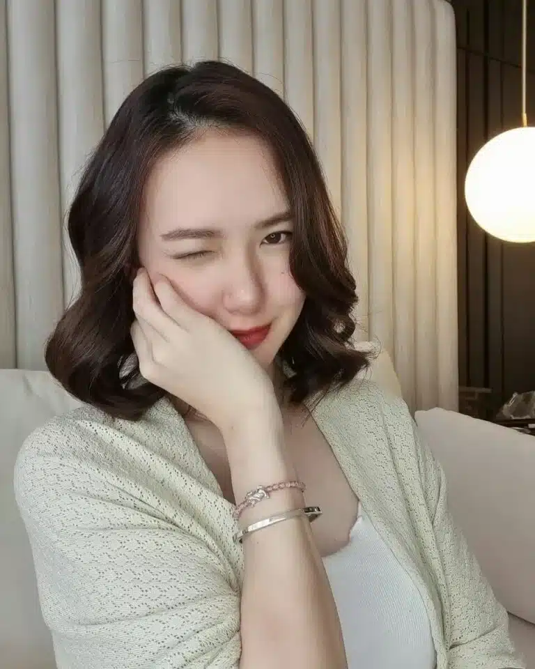 นักร้องสาว เชอรีน ณัฐจารี โพสท่าถ่ายรูปเผยแพร่บนอินสตาแกรมส่วนตัวก่อนหน้านี้