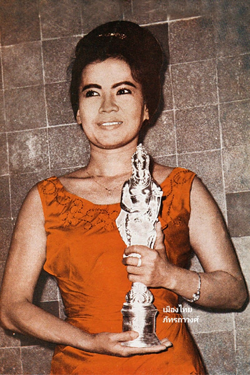 ภาพล่าสุด น้ำเงิน บุญหนัก ดาวค้างฟ้าวัย 83 ปี สุดสตรอง ขับรถมากองถ่ายเอง