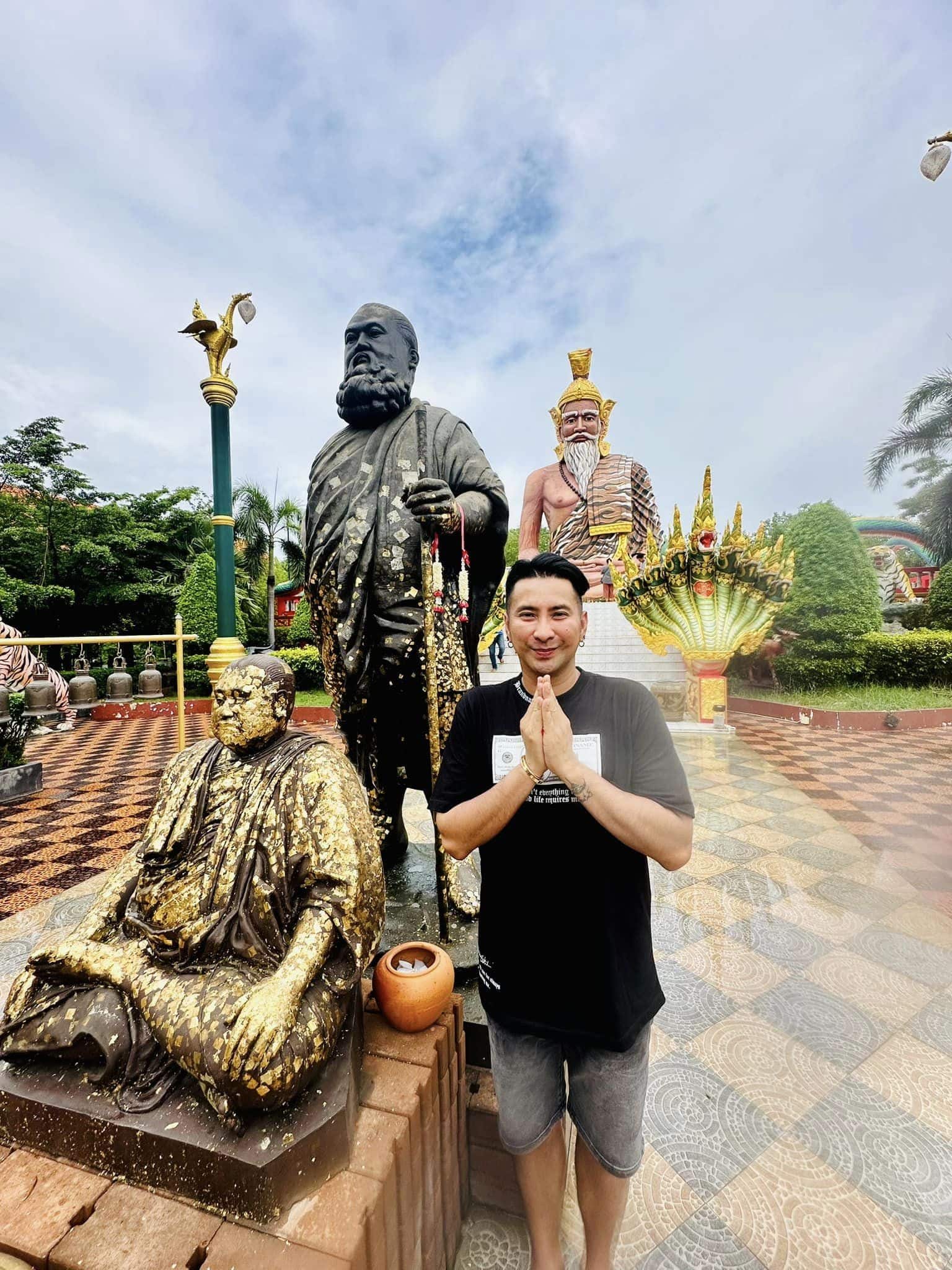 บอล เชิญยิ้ม กราบไหว้ พระฤาษีนารอด จ.สุพรรณบุรี