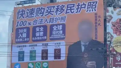 ส่งกลับประเทศ คนขึ้นป้ายโฆษณาขายพาสปอร์ต กลางแยกห้วยขวาง