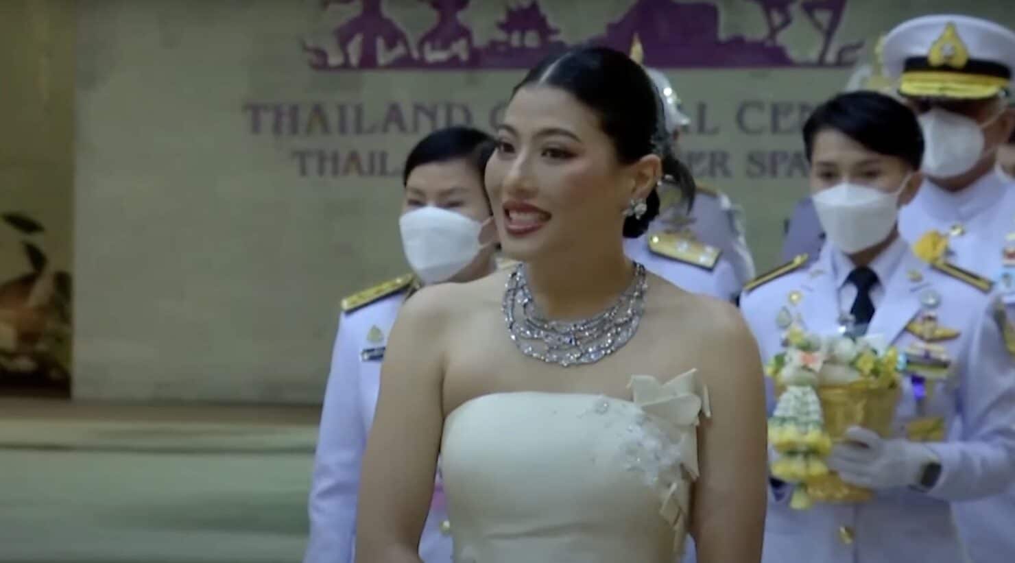 สมเด็จพระเจ้าลูกเธอ สิริวัณณวรี ทรงออกแบบชุดให้การแสดงมาดามบัตเตอร์ฟลาย