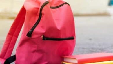 ยัดอึใส่กระเป๋าเด็ก