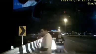 ตำรวจให้ประกันสองตำรวจปรากฎในคลิปรีดเงินนักท่องเที่ยวชาวจีน