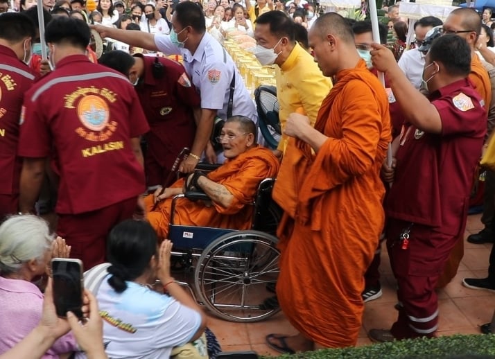 หลวงปู่ศิลา ร่วมพิธีปลุกเสกเหรียญท้าวเวสสุวรรณโณ