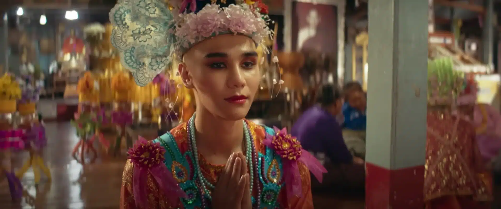 การแต่งหน้าให้นาค ต้องเป็นผู้หญิงเท่านั้น ซึ่งไม่สามารถเข้าไปในประตูโบสถ์อย่างงเพศชายได้ จึงต้องแต่งออกมาแทนตัวเอง