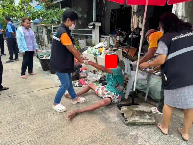 เจ้าหน้าที่เข้าช่วยเหลือ เบนซ์ ธนธิป หลังนอนจมกองขยะ ส่งโรงพยาบาล