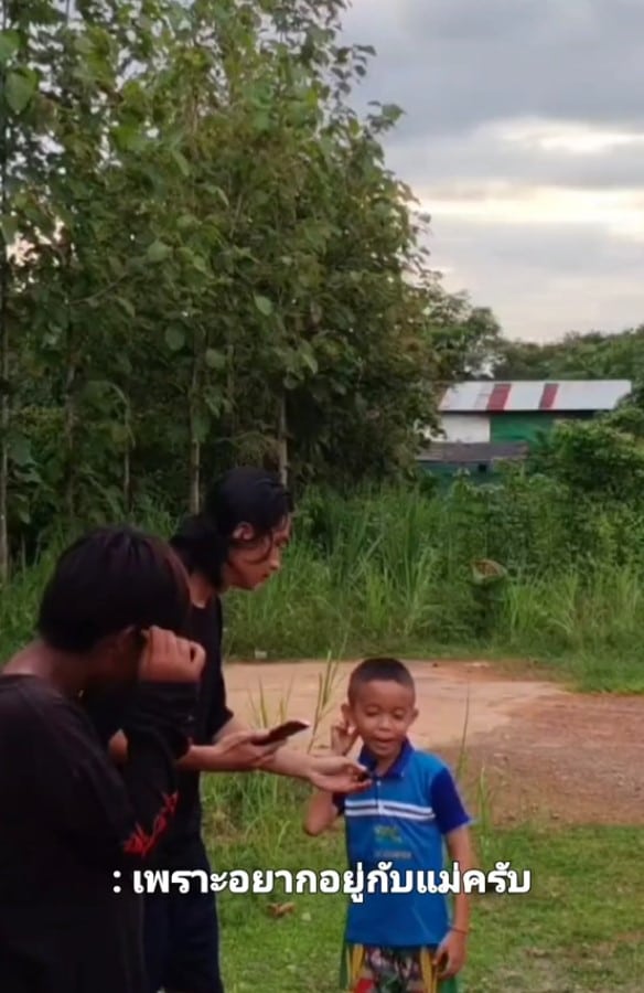 เด็กน้อยตอบพิธีกรไปว่า สาเหตุที่น้อยใจเพราะว่าอยากอยู่กับแม่