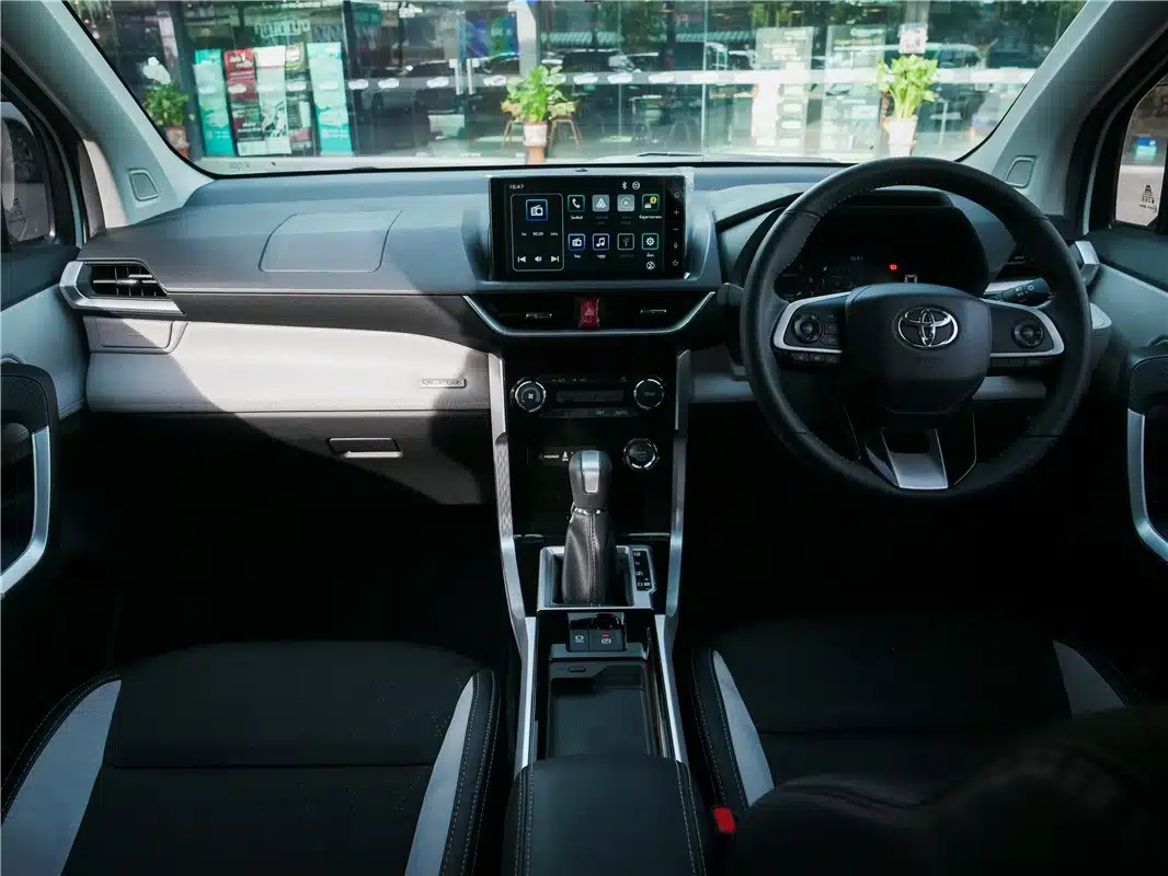 ขณะที่พวงมาลัยเป็นแบบ 3 ก้านหุ้มวัสดุหนัง เสริมด้วยเว้าบริเวณ 10 และ 2