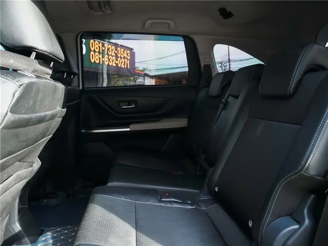 จุดเด่นของ Veloz คือเรื่องพื้นที่ใช้สอยที่พอเพียงของห้องโดยสารแบบ 7 ที่นั่ง เบาะแถวที่สามมีพื้นที่ไม่มากเหมาะสำหรับให้เด็กนั่ง