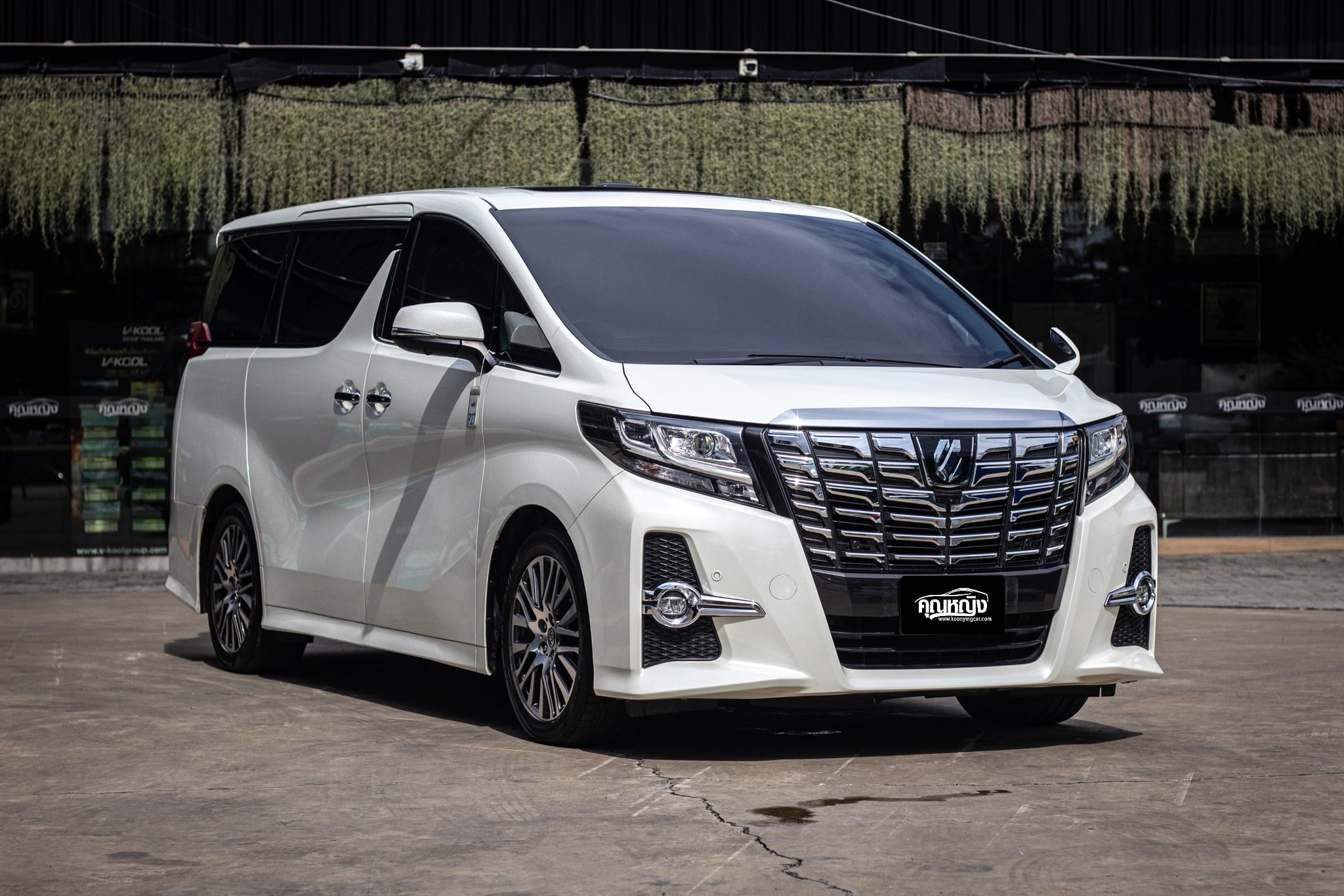 โตโยต้า อัลฟาร์ด 2.5 เอสซี แพคเก็จ (Toyota Alphard 2.5 SC Package) รถครอบครัวอเนกประสงค์ยอดนิยมมากที่สุด มาพร้อมเครื่องยนต์เบนซิลน้ำมันล้วน 2,493 ซีซี