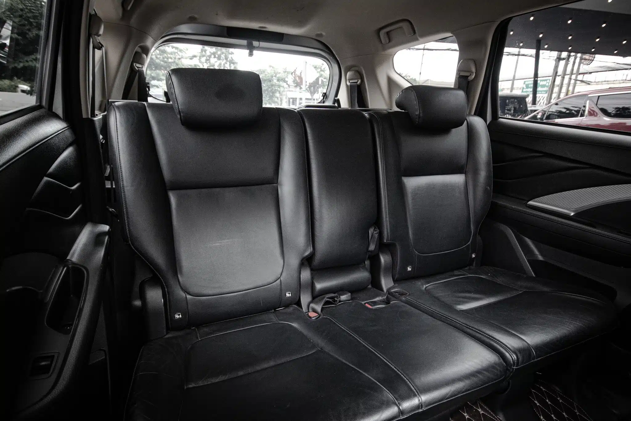 อนหลังมีระบบแอร์แยกไว้ให้สามารถปรับแรงลมได้เพียงอย่างเดียว พร้อมช่องแอร์แบบ 4 ช่องเรียงกัน เบาะตอนสองพับแยกแบบ 40 : 20 : 40 ระบบ One Step เบาะที่นั่งแถวที่ 3 พับ 50 : 50