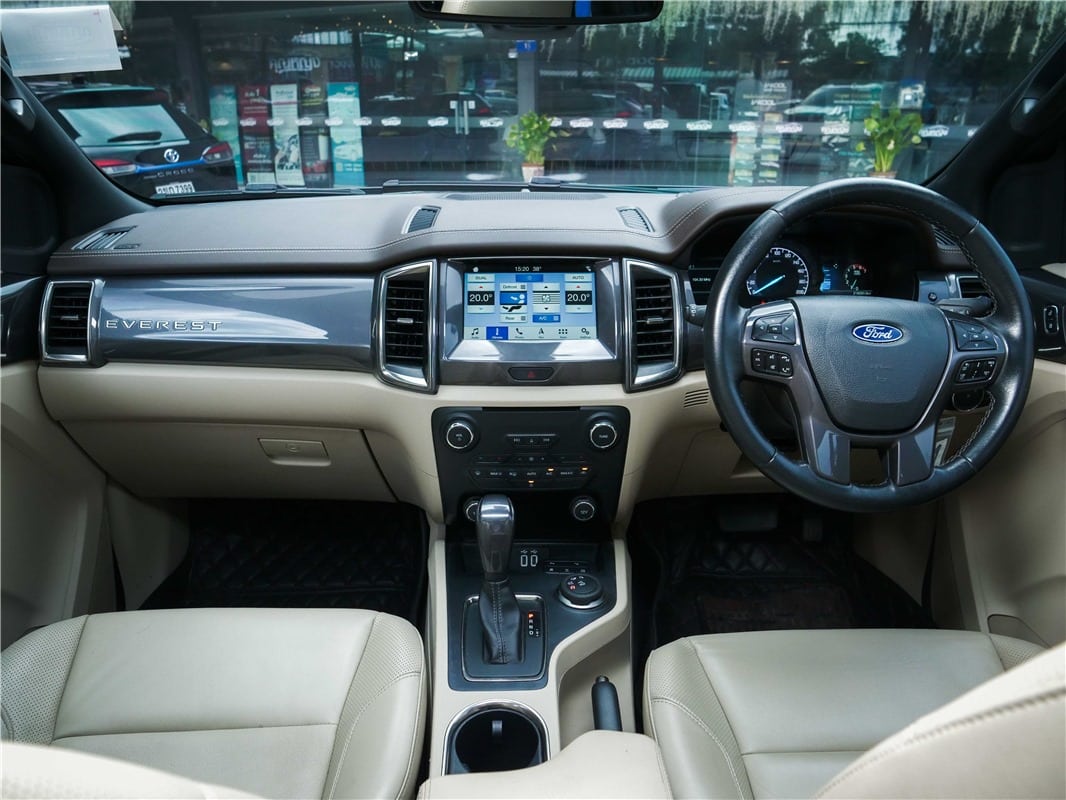 ภายในห้องโดยสารถูกตกแต่งอย่างหรูหราและทันสมัย จัดวางเบาะนั่งแบบ 3 แถว 7 ที่นั่ง