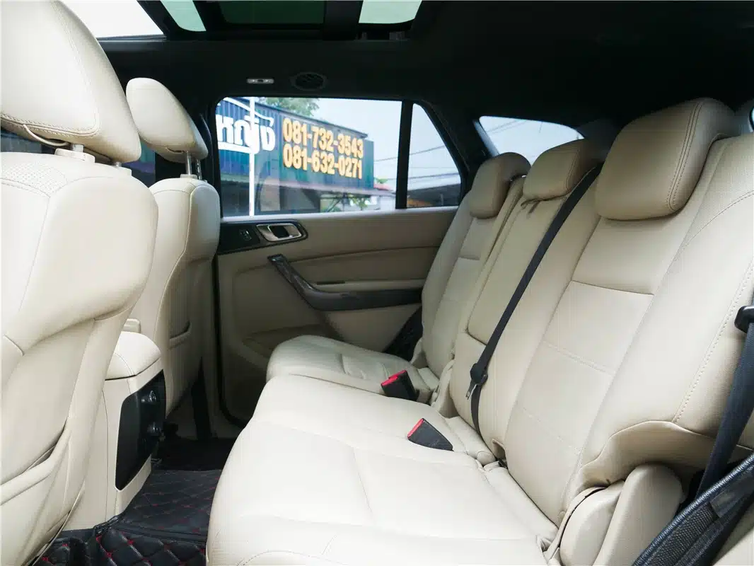 บริเวณคอนโซลหน้าถูกติดตั้งระบบ SYNC 3 ที่แสดงผลผ่านหน้าจอแบบสัมผัสขนาด 8 นิ้ว