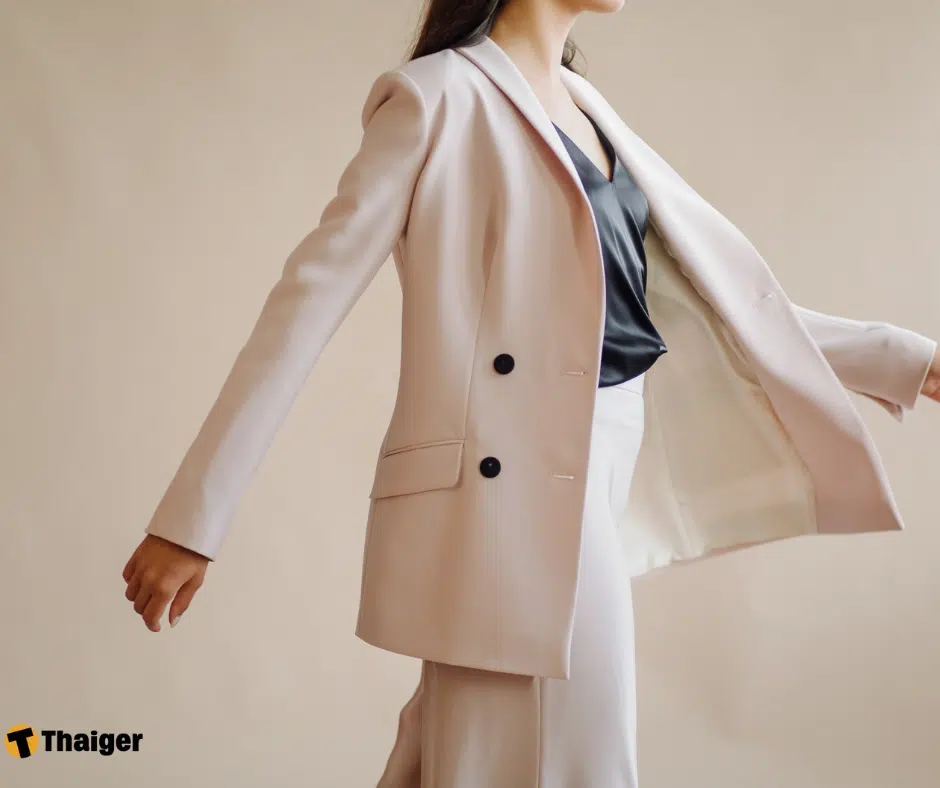 ผู้หญิงใส่เ้บลเซอร์ เดินด้วยควงามมั่นใจ