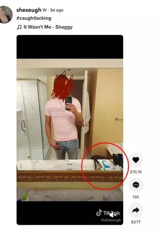 ภาพผู้ชายรายหนึ่งกำลังยืนอยาในห้องน้ำแล้วถ่ายรูปเซลฟี่ตัวเอง