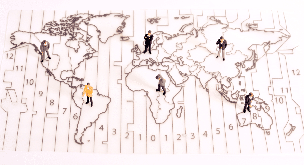 แผนที่โลกที่แสดงภูมิประเทศต่าง ๆ และมีคนอยู่ในแต่ละทวีป