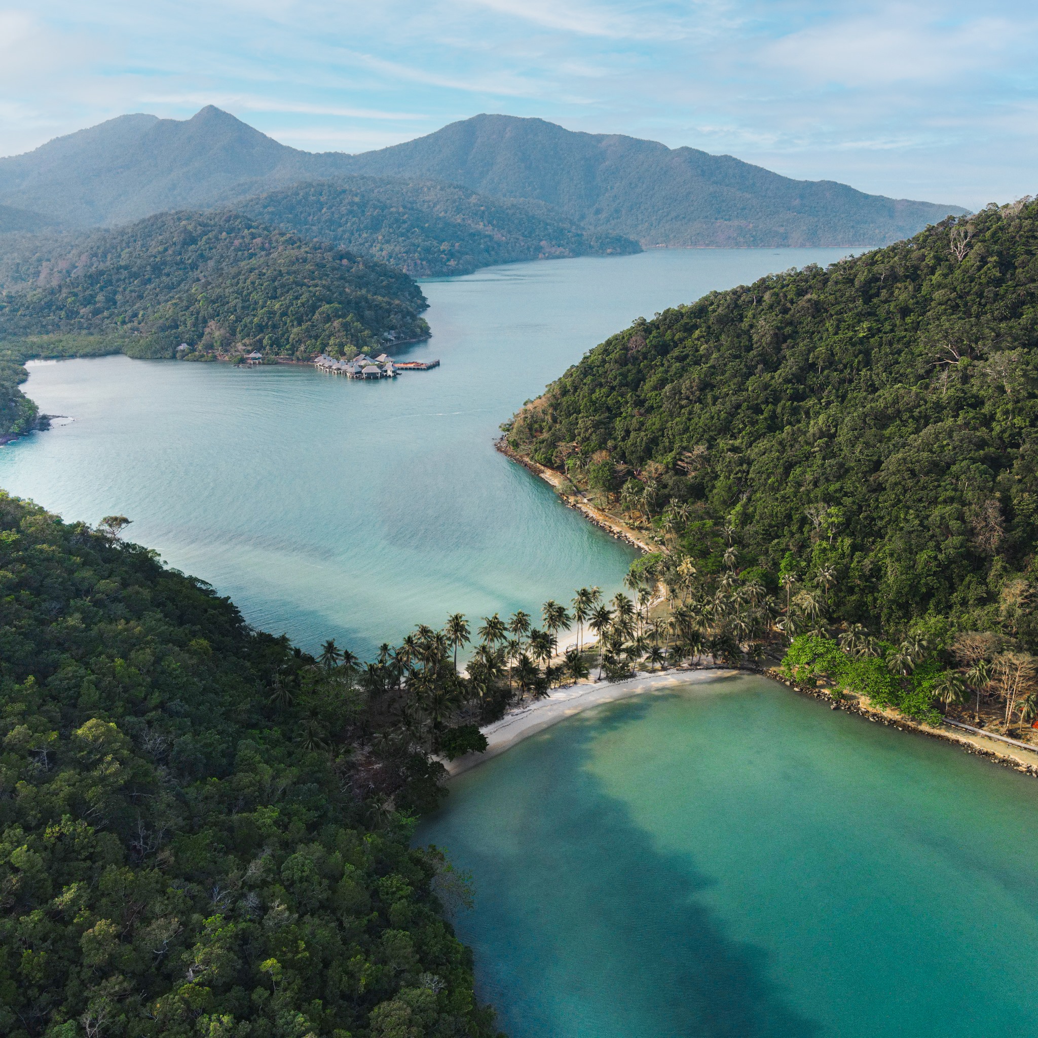 หมู่เกาะง่าม ตั้งอยู่ในทะเลชุมพร ประกอบด้วยเกาะน้อยใหญ่มากมาย และเป็นแหล่งดำน้ำที่มีชื่อเสียงระดับโลก